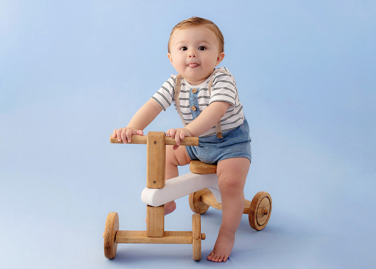 ensaio-foto-infantil-1-aninho-de-menino-no-estudio-brinquedo-madeira-sonia-colvara