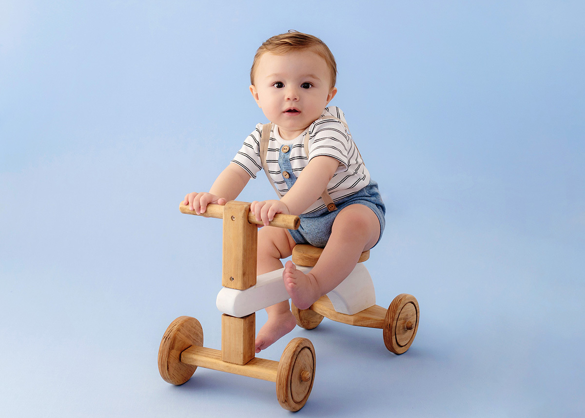 ensaio-foto-infantil-1-aninho-de-menino-no-estudio-1-aninho-brinquedo-madeira-sonia-colvara