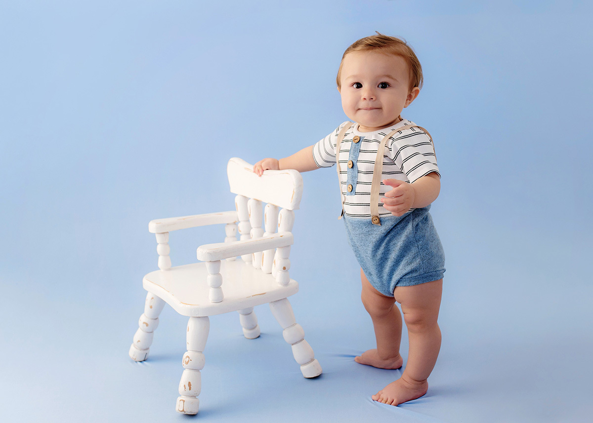 ensaio-foto-infantil-1-aninho-de-menino-no-estudio-brinquedo-madeira-1-aninho