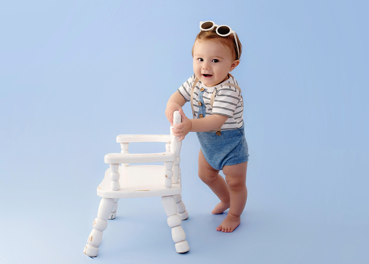 ensaio-foto-infantil-1-aninho-de-menino-no-estudio-brinquedo-madeira-1-aninho