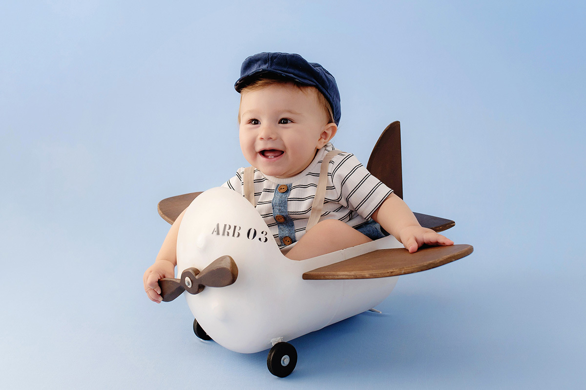 1-aninho-ensaio-foto-infantil-de-menino-no-estudio-avião-branco