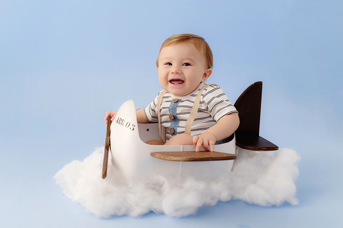 1-aninho-ensaio-foto-infantil-de-menino-1- ano-no-estudio-avião-branco