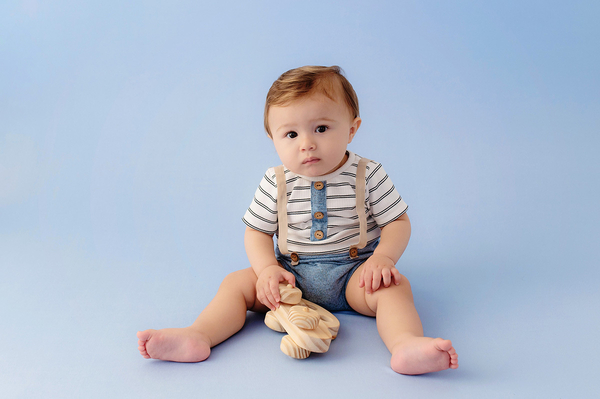 ensaio-foto-infantil-de-menino-no-estudio-brinquedo-madeira-1-aninho