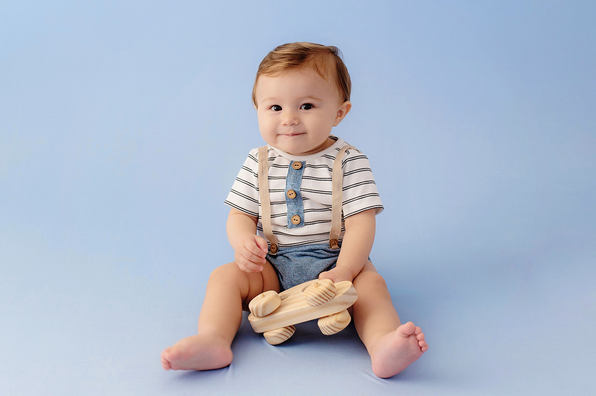 ensaio-foto-infantil-de-menino-1-aninho-no-estudio-brinquedo-madeira-sonia-colvara-brinquedo-madeira
