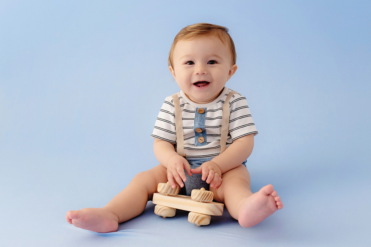 ensaio-foto-infantil-de-menino-no-estudio-brinquedo-madeira
