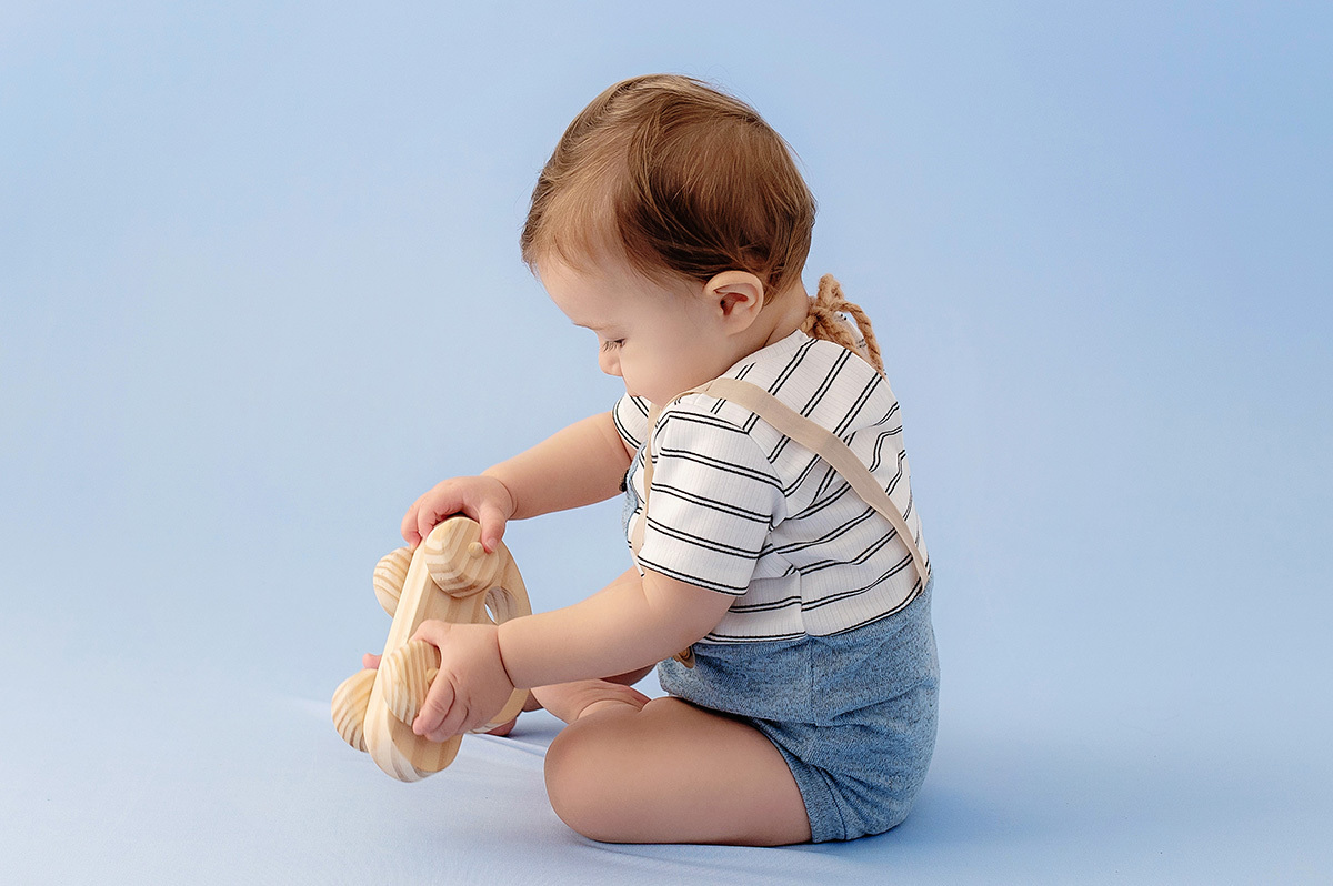 1-aninho-ensaio-foto-infantil-de-menino-no-estudio-brinquedo-madeira