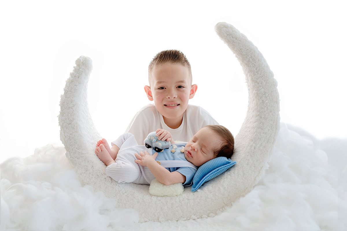 cenario-Lua-ensaio-newborn-irmãos-menino-foto-domicilio-recém-nascido-Sonia-Colvara-São Paulo-5016