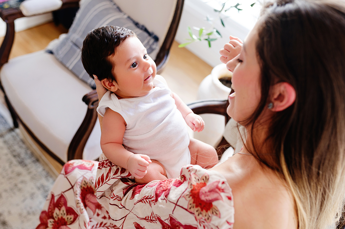 Ensaio Newborn em domicilio Natural e afetivo com a mãe