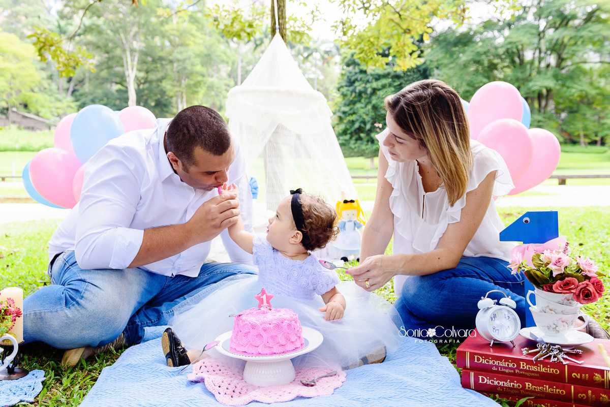 Ensaio-um-ano-smash-the-cake-ensaio-infantil-festa-um-ano-book-Alice-no-Pais-das-Maravilhas-sp