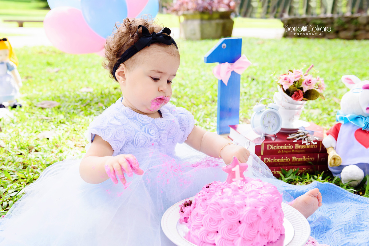 Ensaio-um-ano-smash-the-cake-ensaio-infantil-festa-um-ano-book-Alice-no-Pais-das-Maravilhas-sp