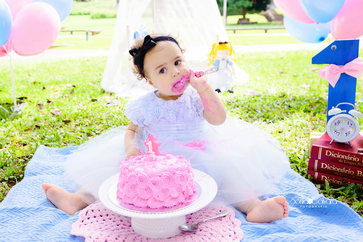 Ensaio-um-ano-smash-the-cake-ensaio-infantil-festa-um-ano-book-Alice-no-Pais-das-Maravilhas-sp