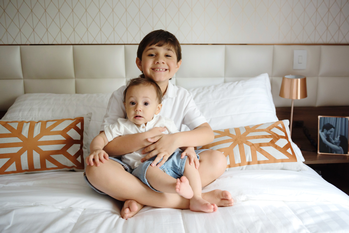 Ensaio infantil em casa com a familia