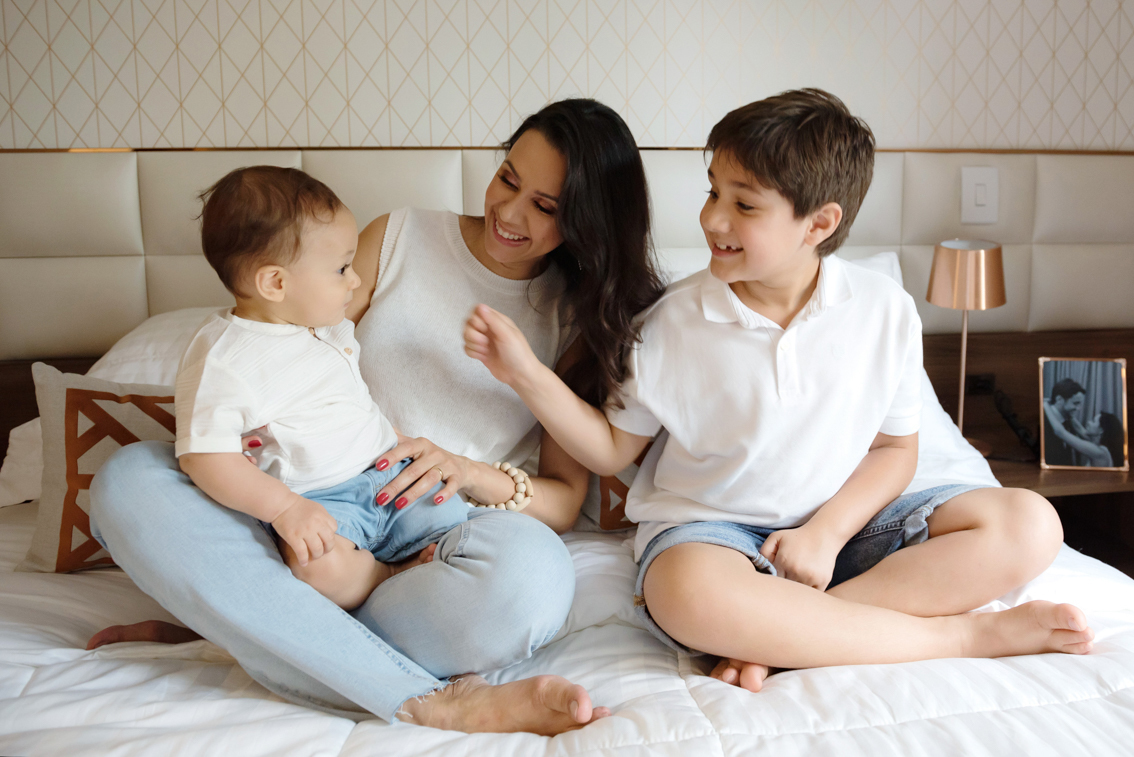 Ensaio infantil em casa com a familia