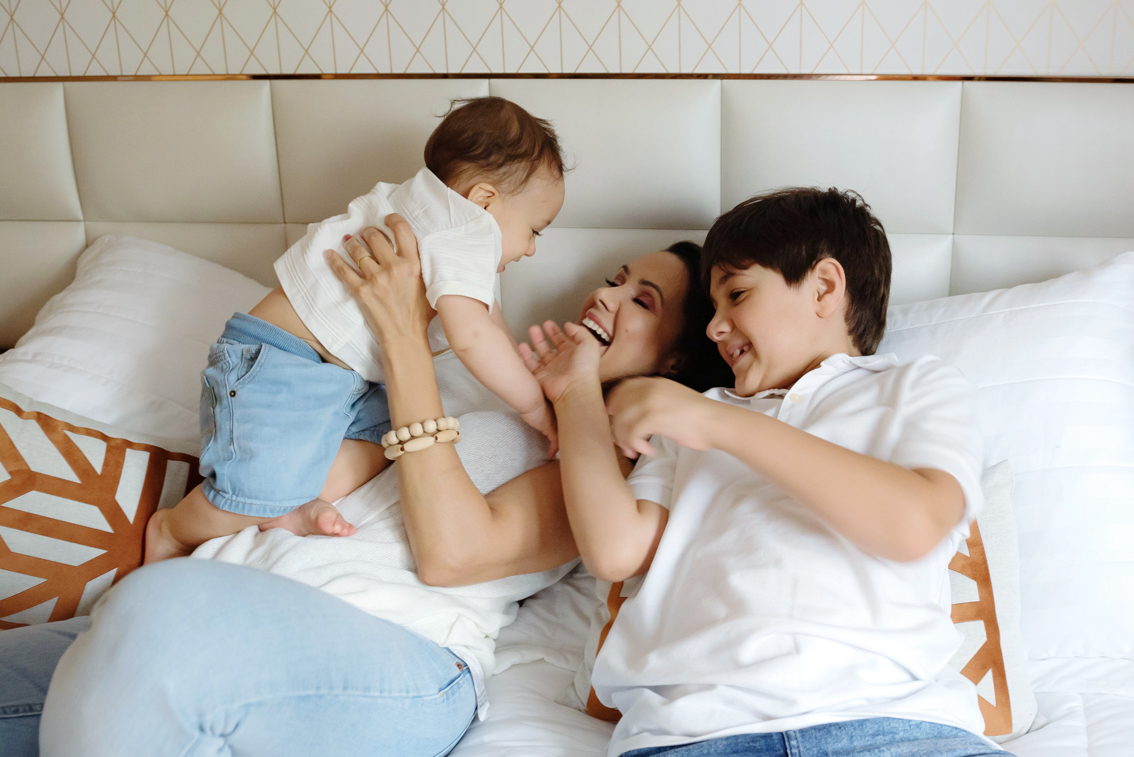 Ensaio infantil em casa com a familia