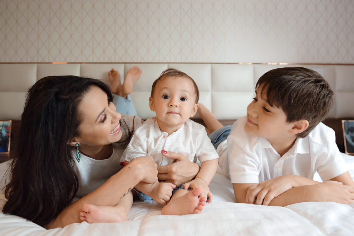 Ensaio infantil em casa com a familia