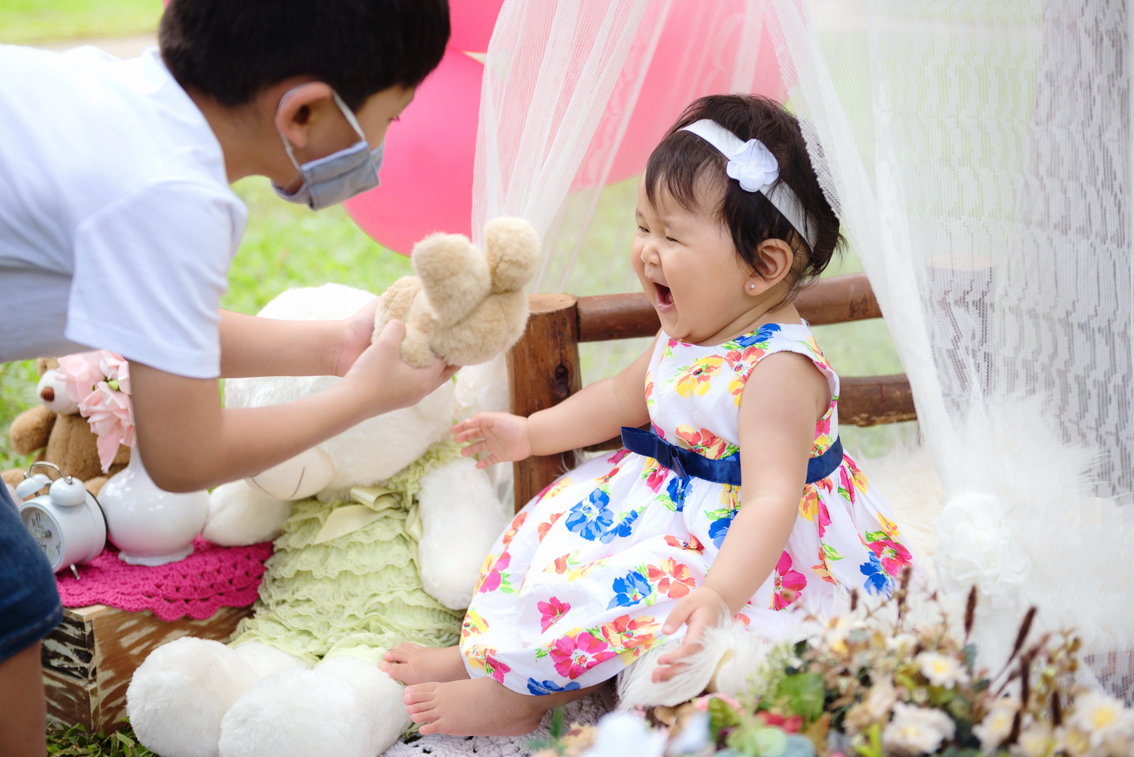 ensaio infantil com o tema princesa no parque