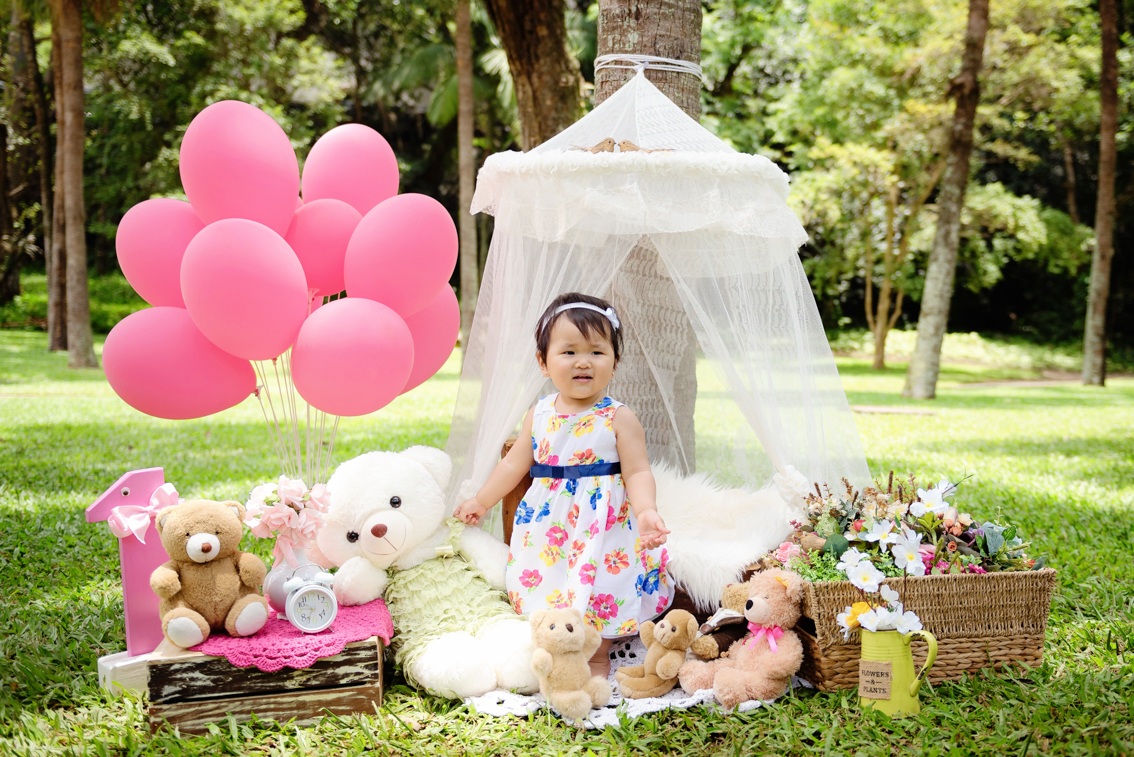 ensaio infantil com o tema princesa no parque