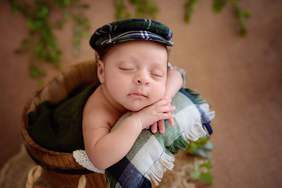 ensaio-book-newborn-masculino-em-casa-no-domicilio-do-Arthur-em-cotia-sao-paulo