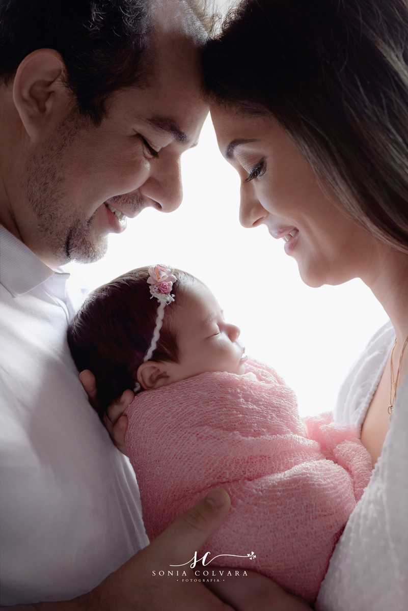 ensaio-foto-newborn-a-domicilio-de-menina-com-os-pais-em-sp-soniacolvara