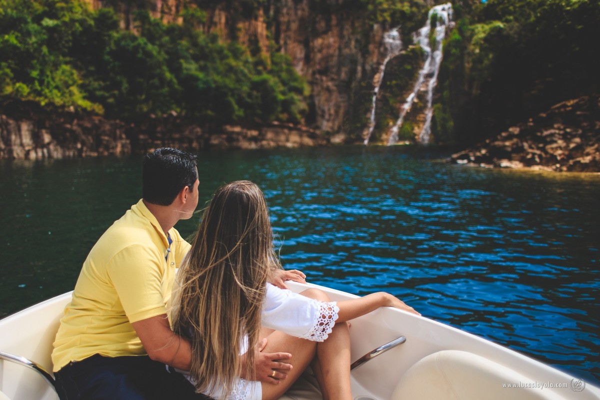 Casal e cachoeira