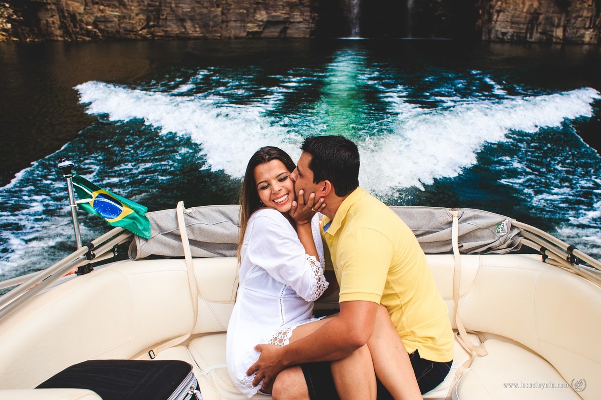 Foto de casal em lancha Capitólio