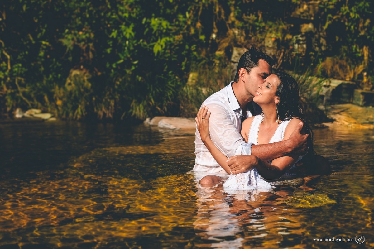 Casal abraçado na cachoeira