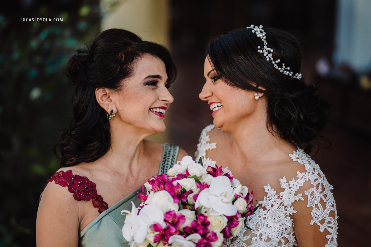 Noiva e mãe posam para a foto