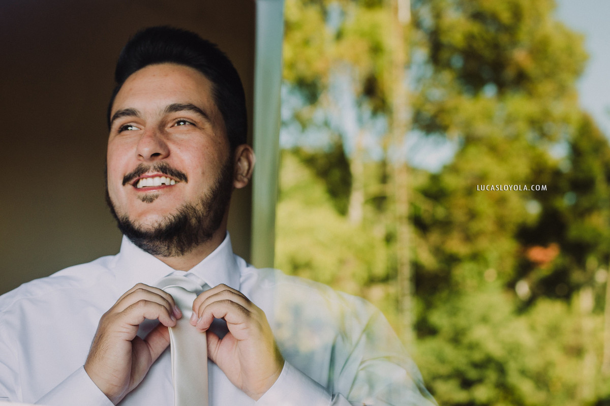 noivo se arrumando antes do casamento