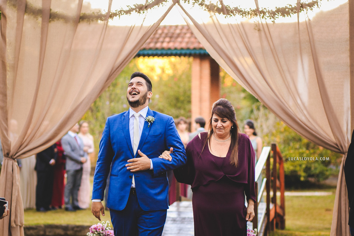 Noivo feliz na entrada do casamento