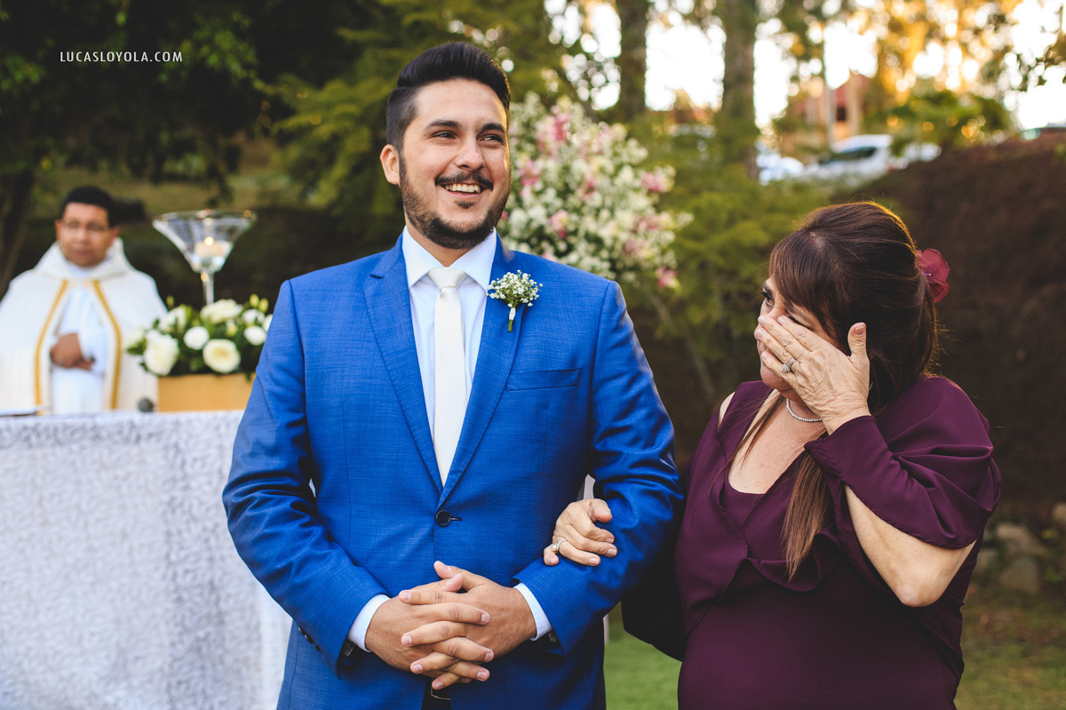 Noivo e mãe se emocionam durante o casamento