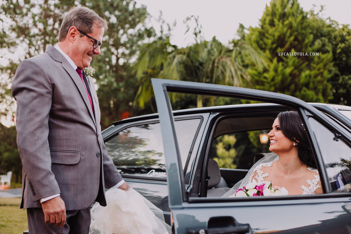 Noiva e seu pai no carro