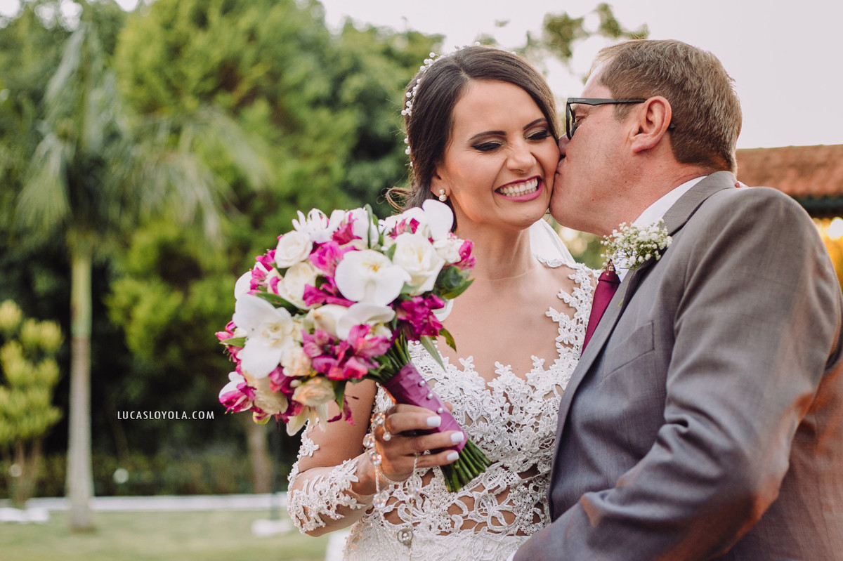 Pai da noiva emocionado minutos antes do casamento