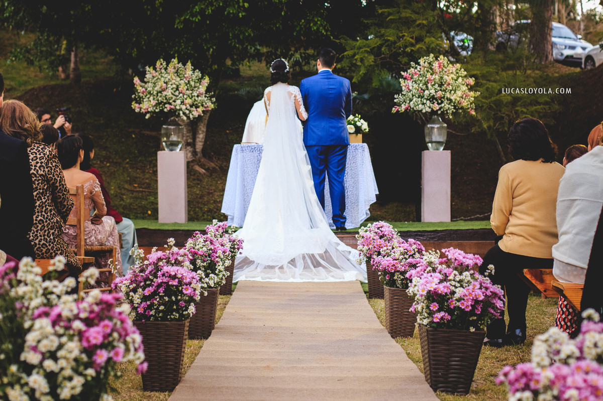 noivos no altar em casamento no campo