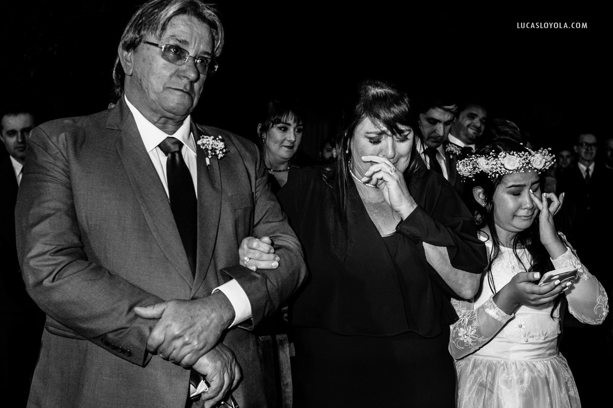 Pais do noivo se emocionam no casamento