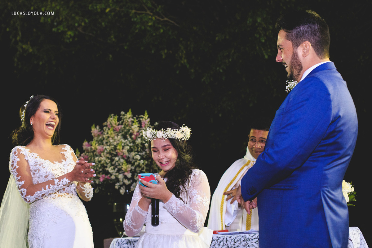 Filha do noivo faz surpresa ao casal