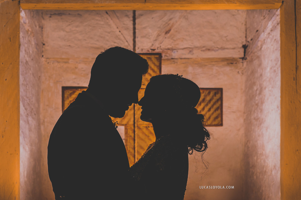 Noivos fotografam em uma pequena capela