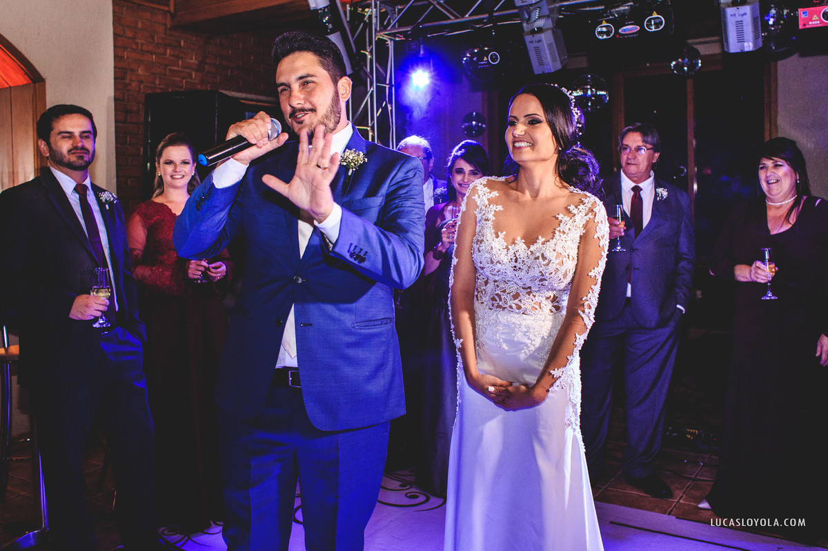 noivos fazem discurso no casamento