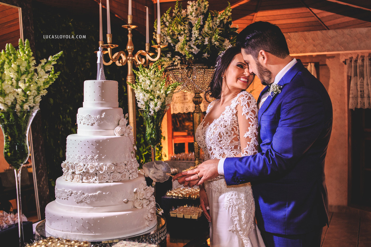 noivos cortam o bolo de casamento