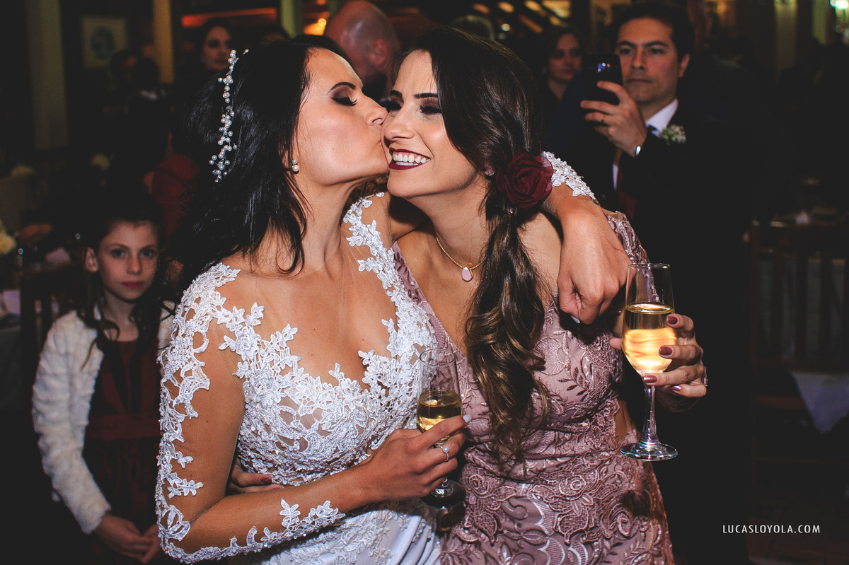 Noiva e sua irmã no casamento