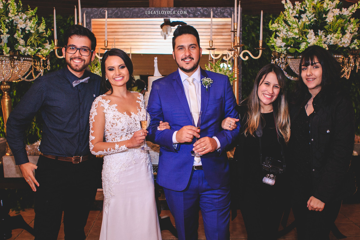 Casal de fotografos de casamento Lucas Loyola e Joyce Duarte junto dos noivos