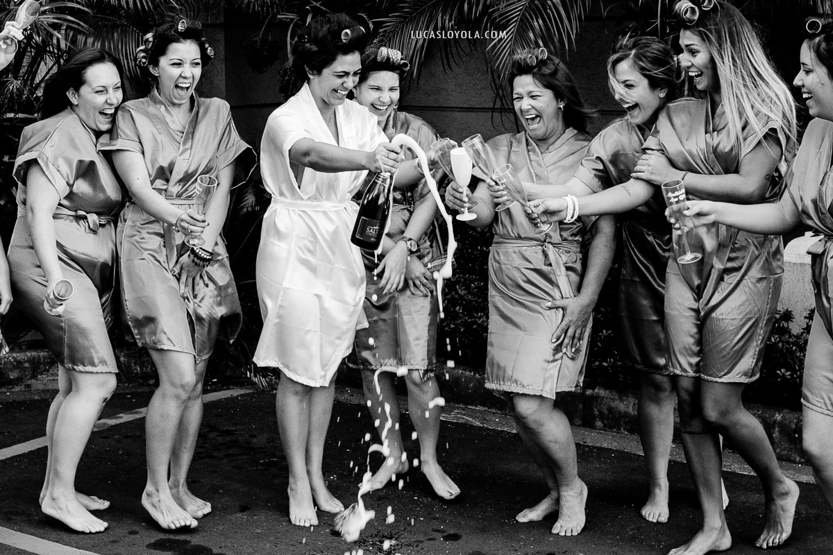 Noiva e madrinhas brindando 