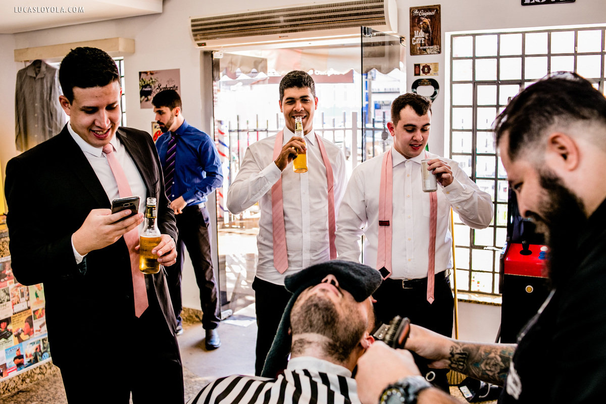 Noivo e padrinhos na barbearia