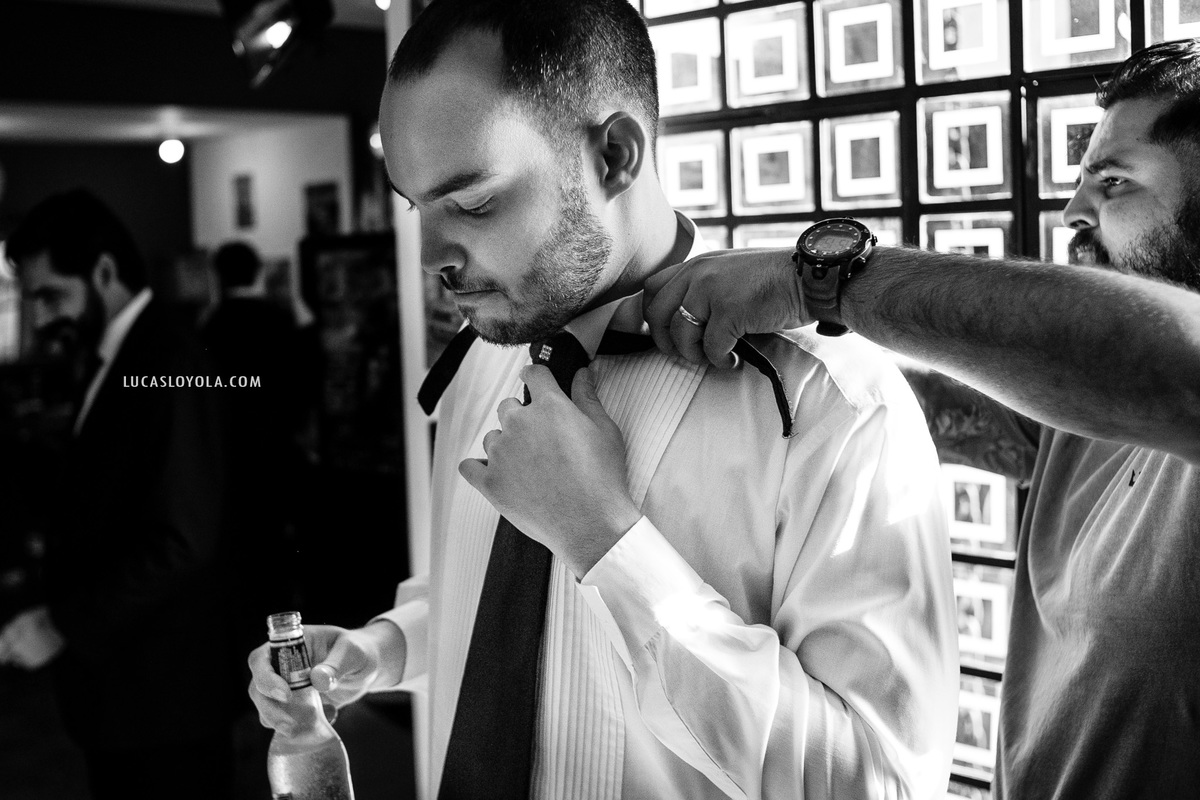 noivo colocando a gravata
