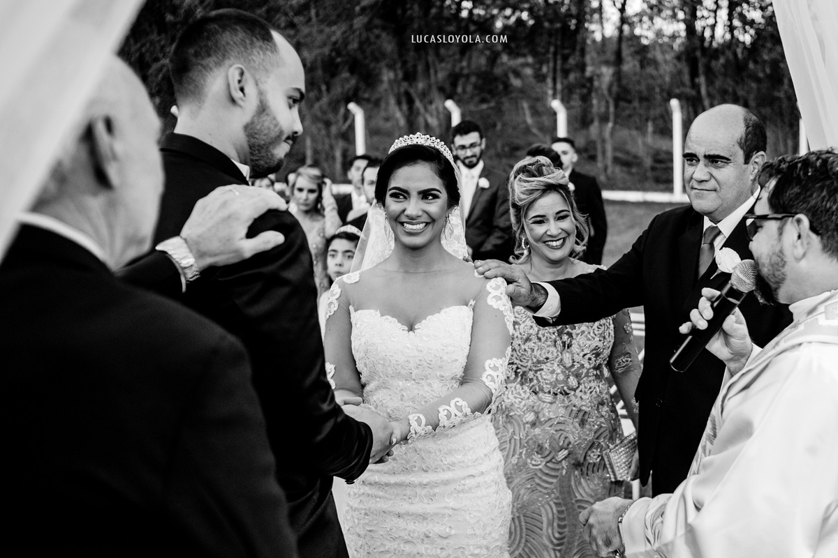 Pais vendo filhos durante o casamento