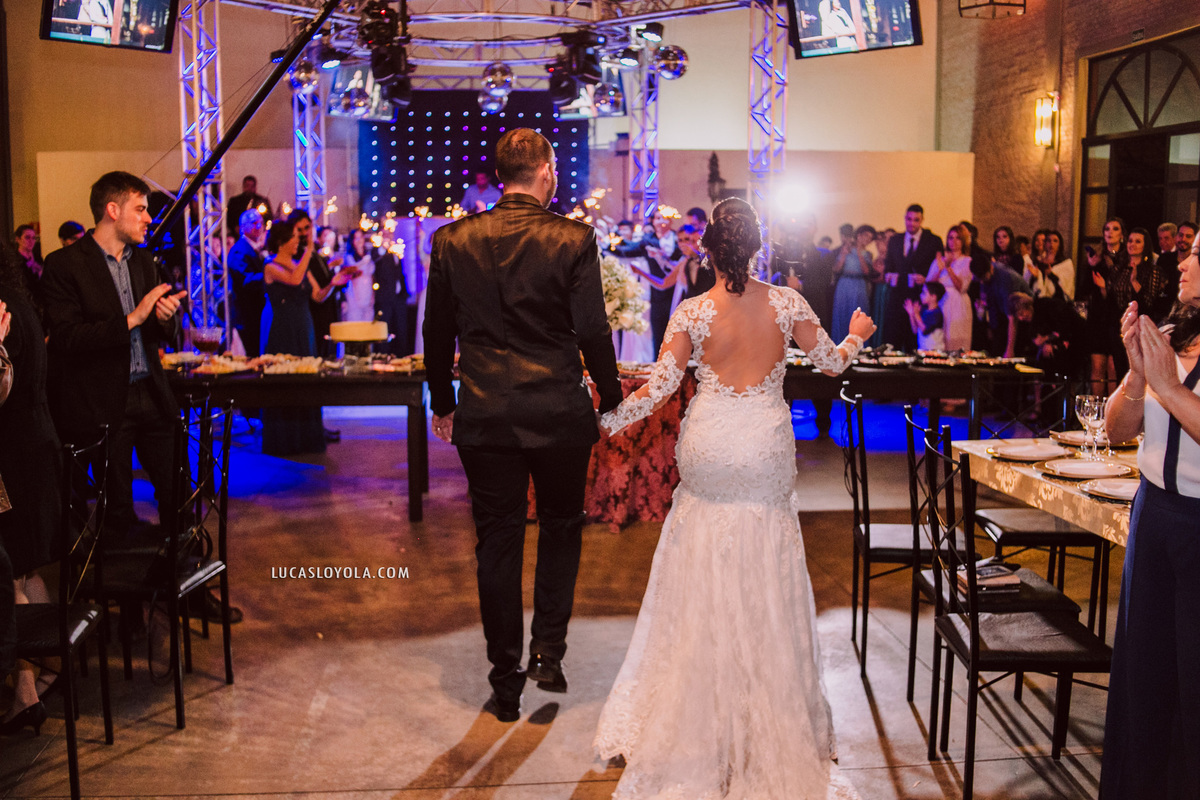 Entrada dos noivos na festa