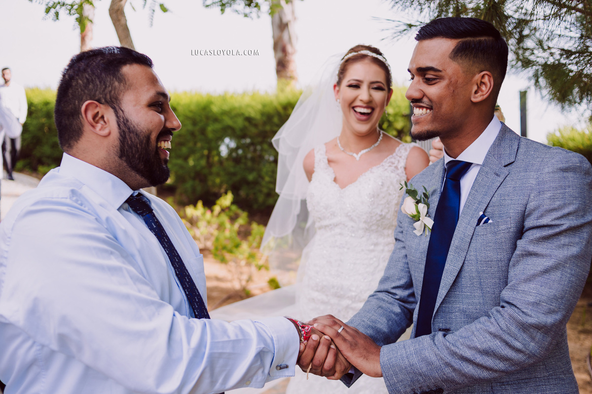 convidados cumprimentando noivos