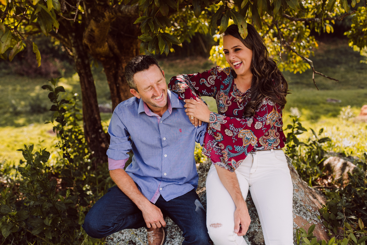 casal verdadeira fotos de casal divertidas fotos criativas fotografo casamento pouso alegre sul de minas Cambuí ensaio casal espontâneas noivas casamento pré wedding