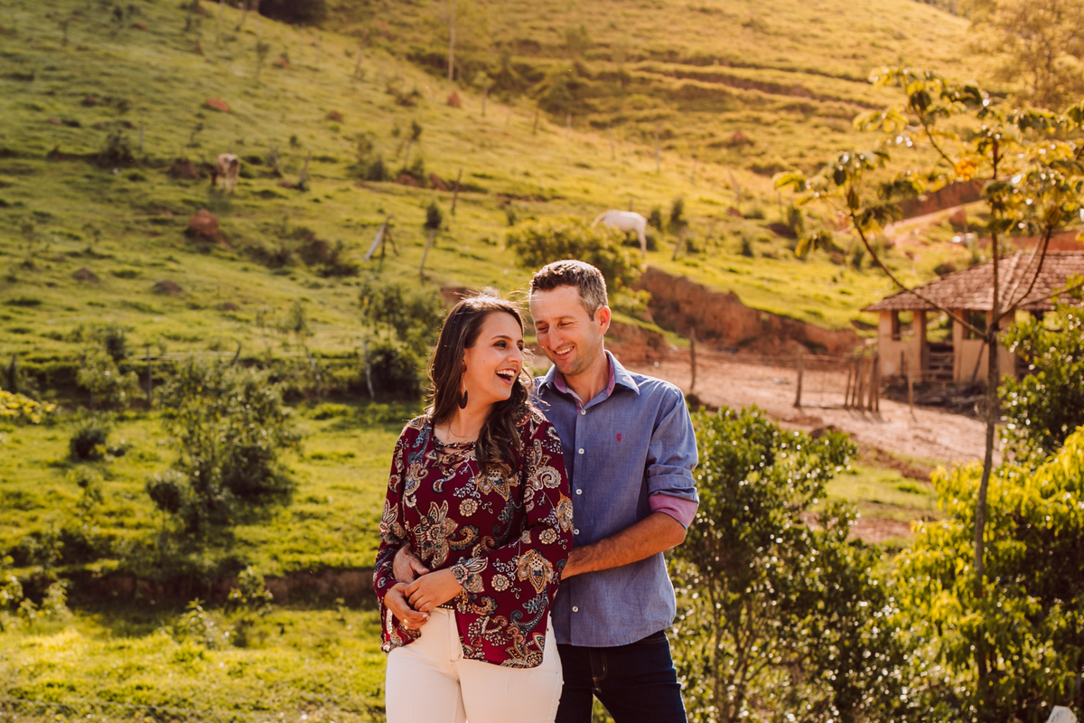 casal na natureza casal divertido pré wedding pré casamento ensaio de casal book de casal fotografo casamento pouso alegre sul de minas Cambuí ensaio casal espontânea