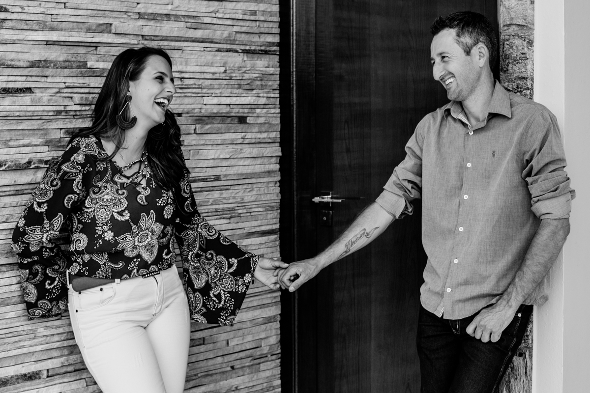 casal de mão dadas casal em casa nova fotografo casamento pouso alegre sul de minas Cambuí ensaio casal espontâneas pré wedding ensaio de casamento book de casamento book de casal