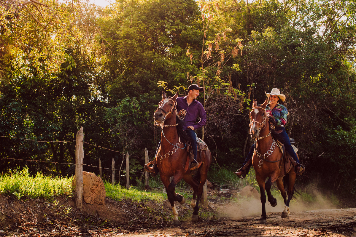 casal cavalos ensaio com cavalos casal com a natureza ensaio com cavalo e a natureza ensaio de casamento book de casal fotografo casamento pouso alegre sul de minas Cambuí ensaio casal espontâneas